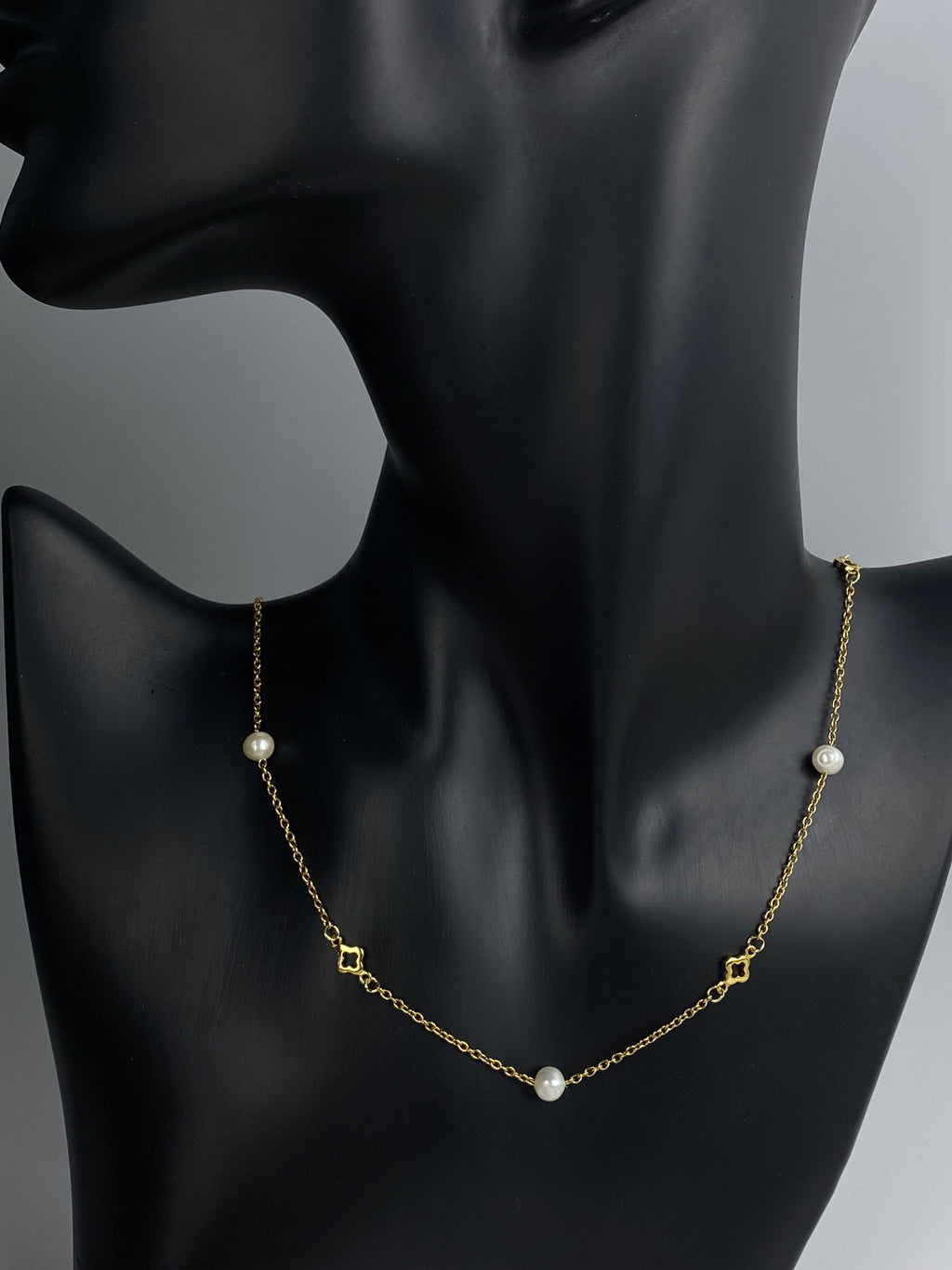 Pearl & Clover Charm Necklace | 18k Gold | Freshwater Pearl Station